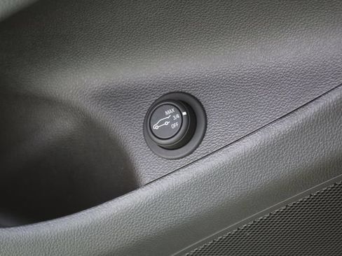 Used 2019 Buick Envision Essence FWD image 34