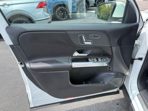 Used 2023 Mercedes-Benz GLB 250 4MATIC image 18