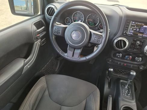 Used 2018 Jeep Wrangler Unlimited Sahara w/ Connectivity Group AWD/4WD image 32