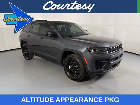 Used 2026 Jeep Grand Cherokee Altitude AWD/4WD image 1