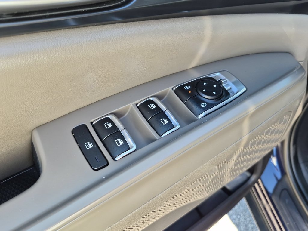 Used 2025 Kia Carnival FWD image 13