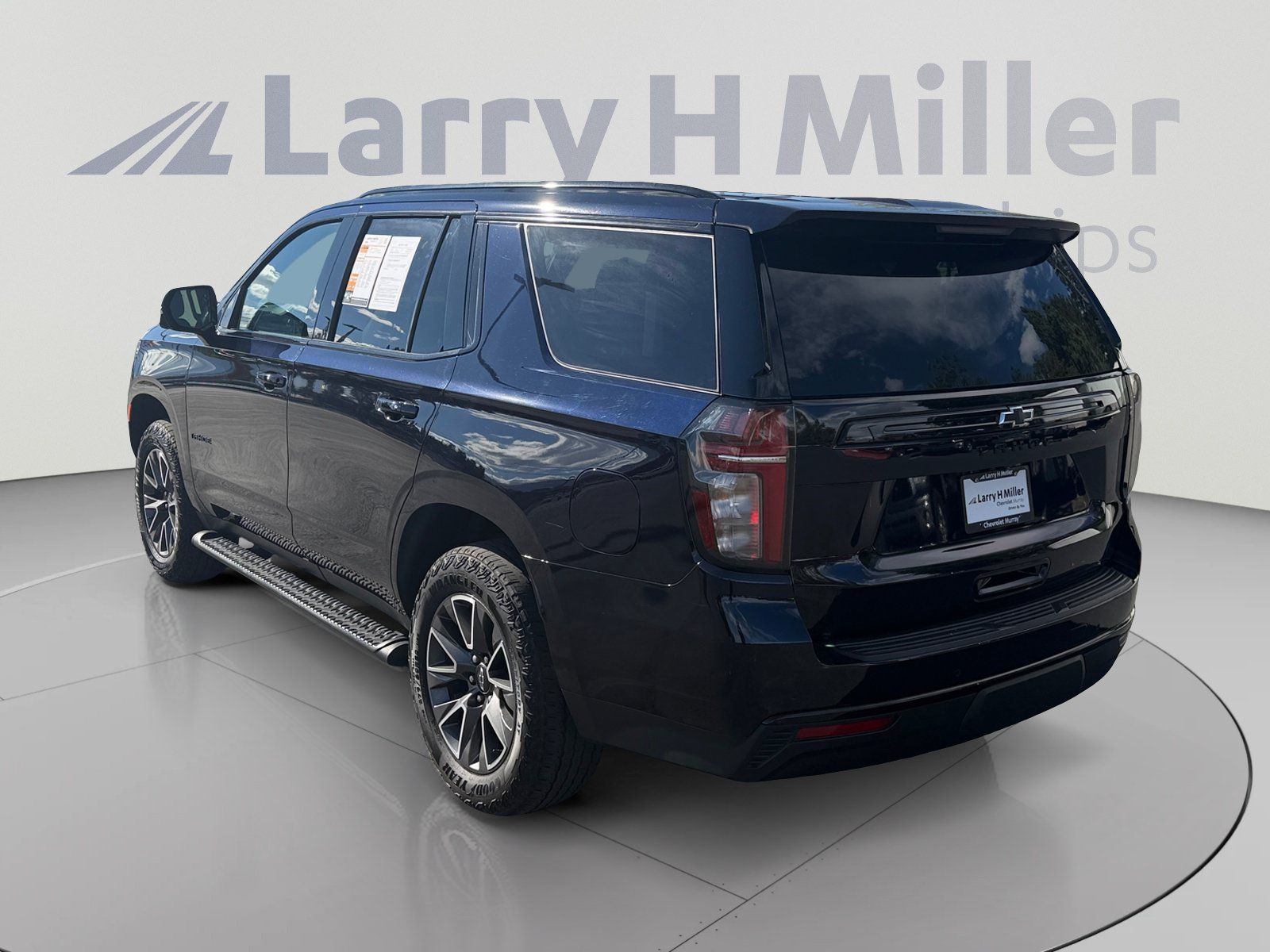 Used 2023 Chevrolet Tahoe Z71 w/ Luxury Package AWD/4WD image 3