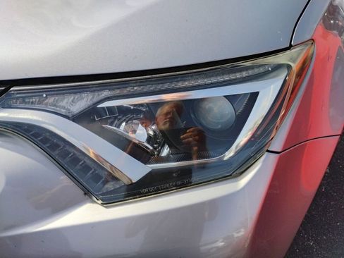 Used 2017 Toyota RAV4 XLE AWD/4WD image 8