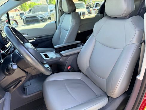 Used 2022 Toyota Sienna XLE AWD/4WD image 20