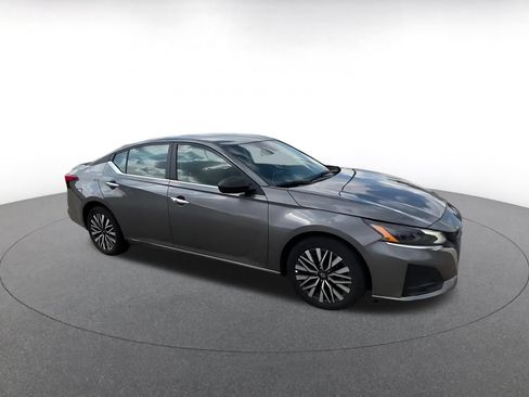 Used 2025 Nissan Altima 2.5 SV FWD image 2