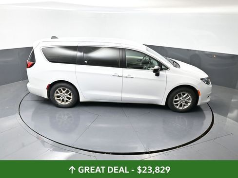 Used 2024 Chrysler Voyager LX image 14