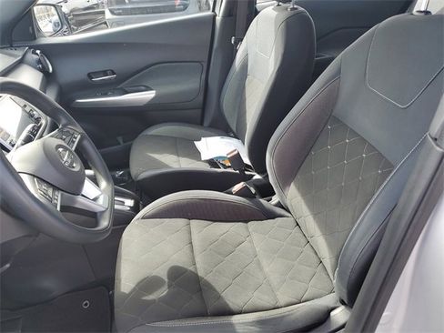 Used 2018 Nissan Kicks SV image 18