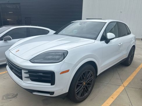 Used 2024 Porsche Cayenne AWD/4WD image 1