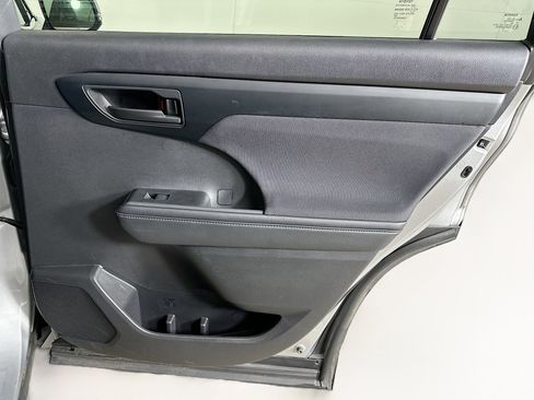 Used 2024 Toyota Highlander LE image 32