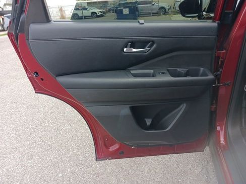 Used 2025 Nissan Pathfinder SL FWD image 14