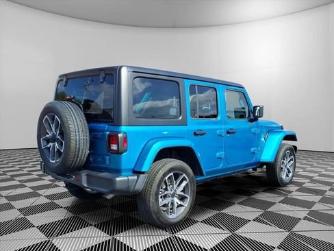 Used 2024 Jeep Wrangler Unlimited w/ Convenience Group AWD/4WD image 5