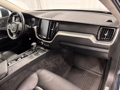 Used 2019 Volvo XC60 T5 Momentum w/ Premium Package image 16