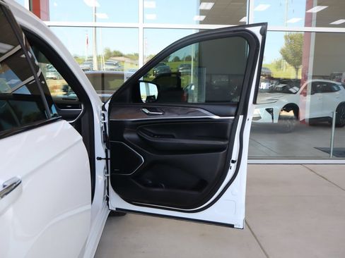 Used 2023 Jeep Grand Cherokee Overland AWD/4WD image 42