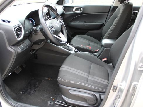 Used 2024 Hyundai Venue SEL image 16