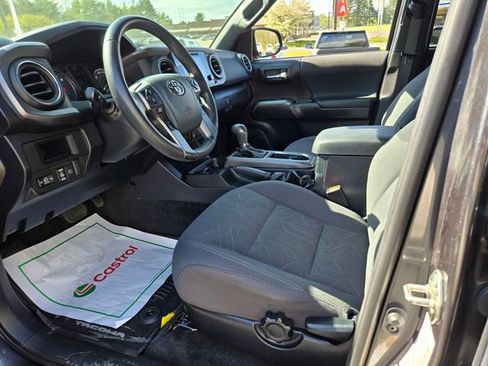 Used 2019 Toyota Tacoma TRD Sport w/ Technology Package image 9