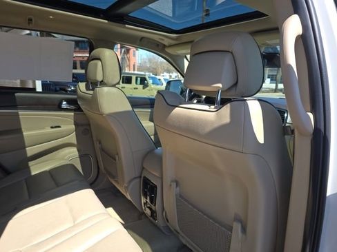 Used 2020 Jeep Grand Cherokee Overland image 38