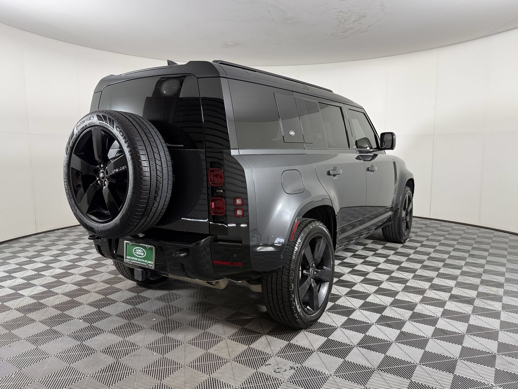 Used 2024 Land Rover Defender 110 X-Dynamic SE AWD/4WD image 9