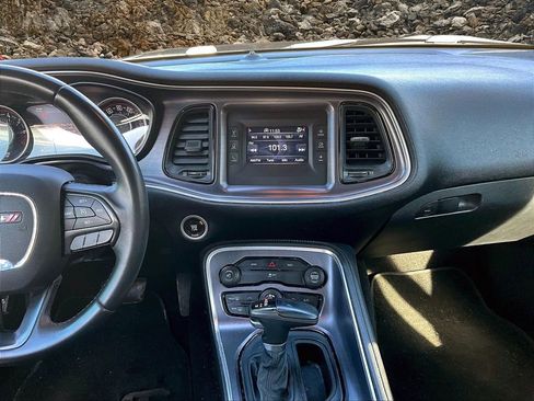 Used 2015 Dodge Challenger SXT image 6
