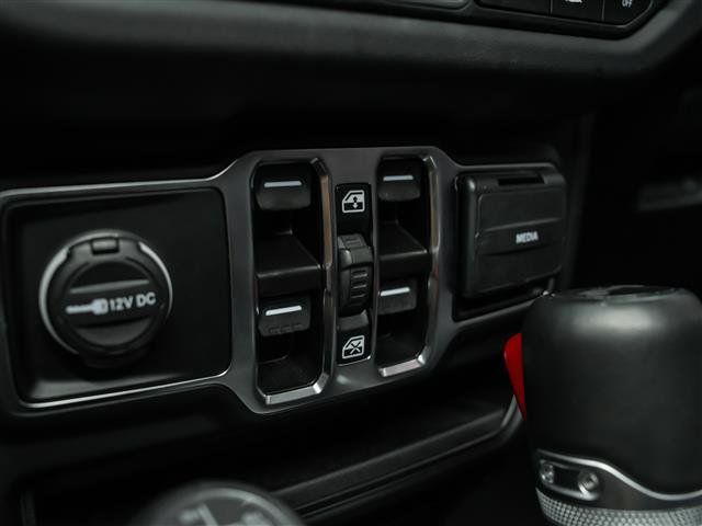 Used 2024 Jeep Wrangler Unlimited Sahara w/ Technology Group AWD/4WD image 30