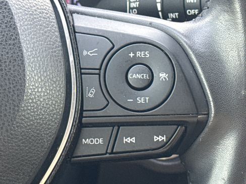 Used 2020 Toyota RAV4 XLE Premium FWD image 19
