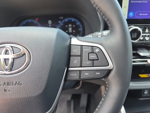 Used 2026 Toyota Highlander Platinum AWD/4WD image 32