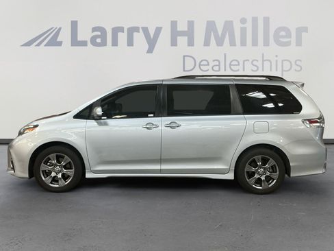 Used 2019 Toyota Sienna SE Premium w/ Carpet Mat Package AWD/4WD image 2