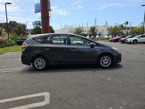 Used 2017 Toyota Prius V Four w/ Carpet Mat Package FWD image 8