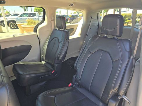 Used 2024 Chrysler Pacifica Touring-L FWD image 18