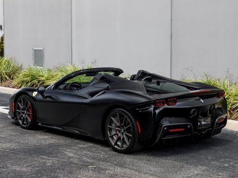Used 2022 Ferrari SF90 Spider image 3