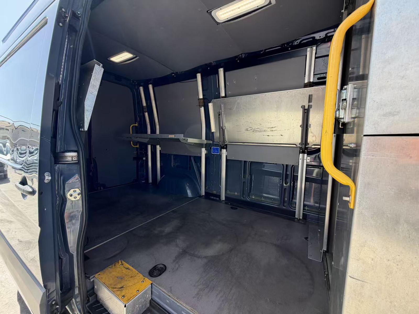 Used 2018 Mercedes-Benz Sprinter 2500 image 13