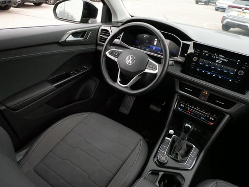 Used 2025 Volkswagen Taos SE AWD/4WD image 9