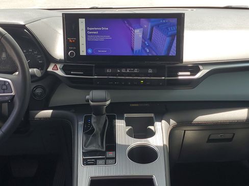 Used 2025 Toyota Sienna XLE FWD image 15