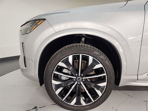 Used 2025 Volvo XC90 B5 Plus image 11