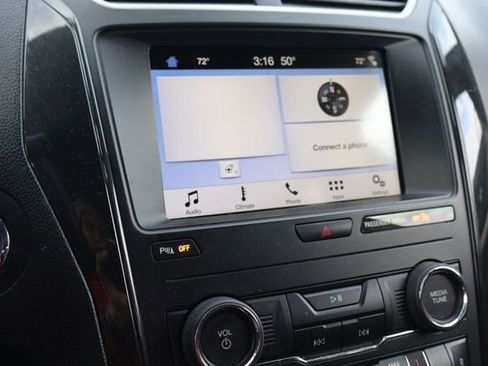 Used 2018 Ford Explorer XLT w/ Equipment Group 202A image 12