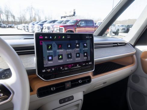 Used 2025 Volkswagen ID. Buzz 1st Edition image 38