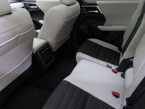 New 2025 Mitsubishi Outlander SE image 22