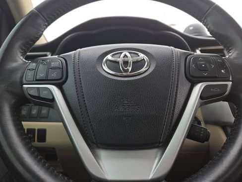 Used 2014 Toyota Highlander Limited w/ Driver Technology Package image 36