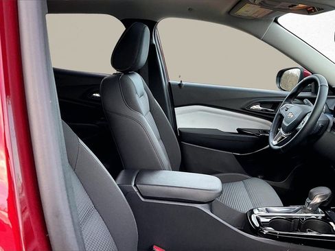 Used 2024 Chevrolet Trax LT w/ Sunroof Package image 29