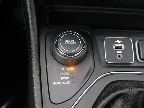 Used 2021 Jeep Cherokee Latitude AWD/4WD image 40