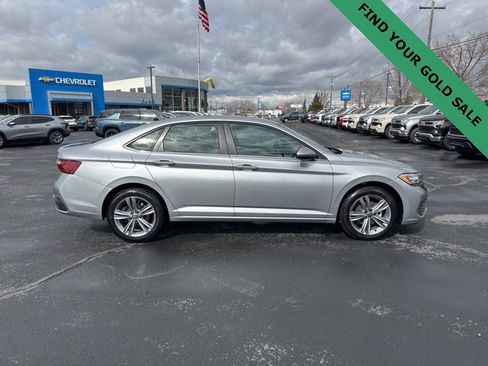 Used 2024 Volkswagen Jetta SE image 8