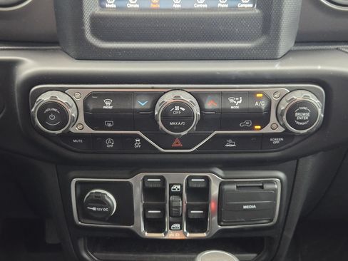 Used 2023 Jeep Gladiator Sport AWD/4WD image 17