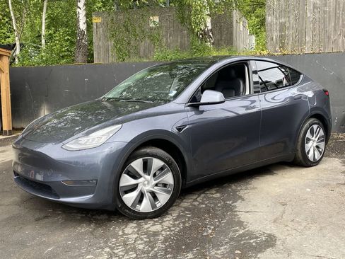 Used 2023 Tesla Model Y Long Range AWD/4WD image 1