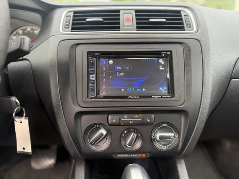 Used 2011 Volkswagen Jetta SE FWD image 9