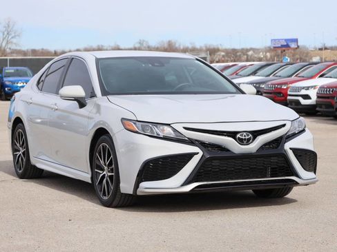 Used 2023 Toyota Camry SE image 4