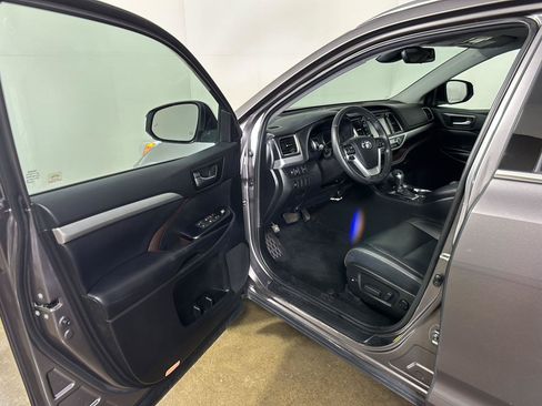 Used 2019 Toyota Highlander XLE AWD/4WD image 2