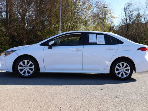 Used 2022 Toyota Corolla LE image 4