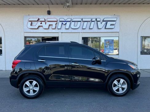 Used 2020 Chevrolet Trax LT w/ LT Convenience Package FWD image 3