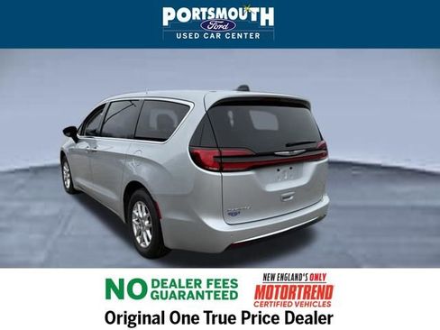 Used 2024 Chrysler Pacifica Touring-L image 27
