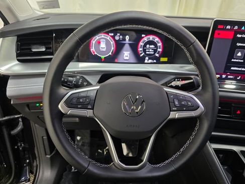 Certified 2025 Volkswagen Tiguan SE w/ Panoramic Sunroof Package image 15