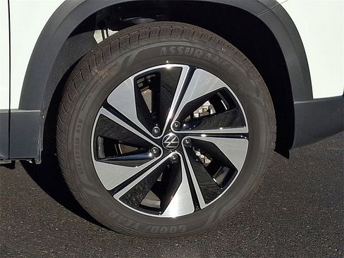 Certified 2025 Volkswagen Taos SE w/ Panoramic Sunroof Package image 8